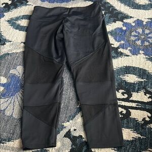 ONZIE Women's Midnight Black Mesh Cut Out Active Cropped Leggings Size M/L